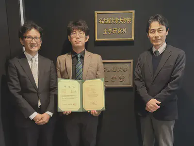 左から曽我部知広 教授、趙仁傑 特任助教、 小橋眞 工学研究科長