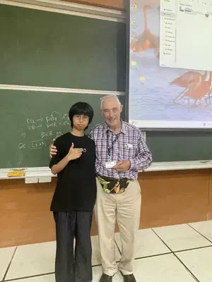 Michael Saunders 教授と牛さんとの写真