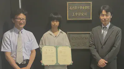 左から曽我部知広 准教授、牛静 博士、 小橋 眞 工学研究科長