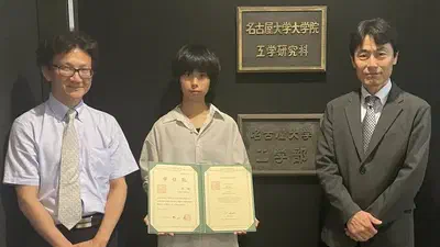 左から曽我部知広 准教授、牛静 博士、 小橋眞 工学研究科長