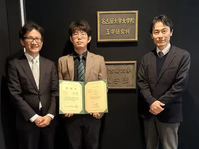 左から曽我部知広 教授、趙仁傑 特任助教、 小橋眞 工学研究科長